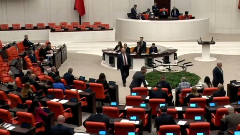 dem-partiden-tbmmde-kayyim-protestosu-oturuma-ara-verildi-GlEHwwc9.jpg