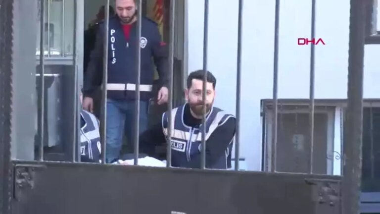 izmirde-cocuklarini-tehdit-eden-baba-tahliye-edildi-jjWlSH1Q.jpg