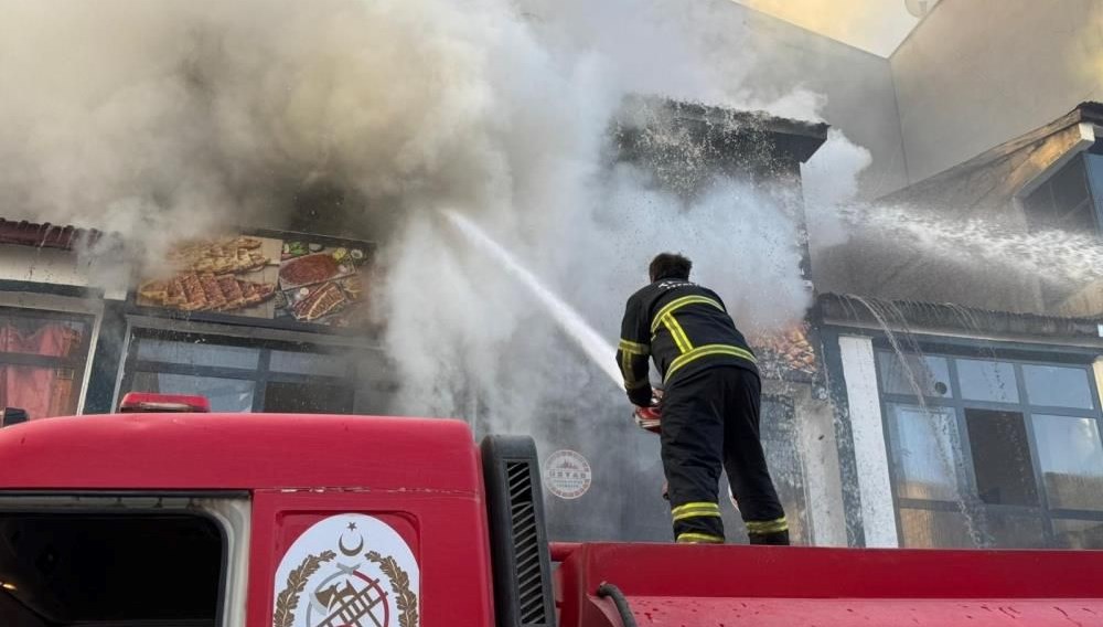 Tatvan’da iş yerinde yangın paniği